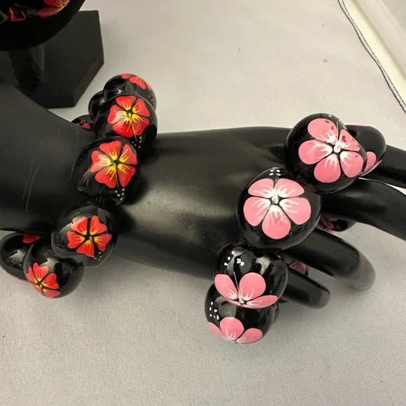 Hawaiian Kukui nut necklace and two stretch bracelets - Picture 4 of 5